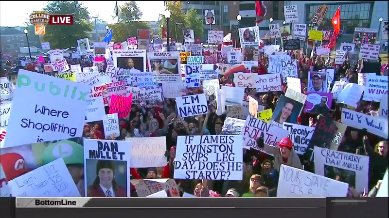 Illustration for article titled Tits Out For The Tide: Your College GameDay Sign Roundup